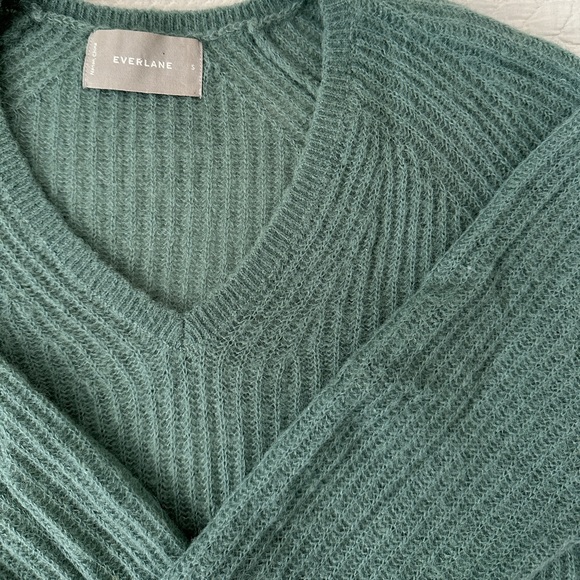 Everlane The Alpaca V-Neck Sweater in Pomona Green, size S - Picture 3 of 3
